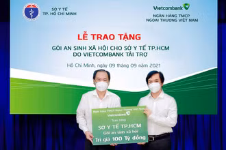 Ông Đặng Hoài Đức - Uỷ viên BCH Đảng bộ Vietcombank, Bí thư Đảng bộ VPĐD phía nam, Phó Tổng Giám đốc Vietcombank (bên phải) trao biển tượng trưng tài trợ cho đại diện Sở Y tế TP Hồ Chí Minh.