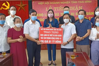 Hiệp hội Doanh nghiệp tỉnh Thái Bình trao biển tượng trưng cho CDC Thái Bình.