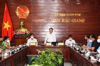 Bí thư Tỉnh ủy Hậu Giang Nghiêm Xuân Thành chỉ đạo tại cuộc họp.