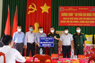 Bộ CHQS tỉnh tặng quà cho 100 hộ gia đình đặc biệt khó khăn tại huyện Tân Trụ, tỉnh Long An. 