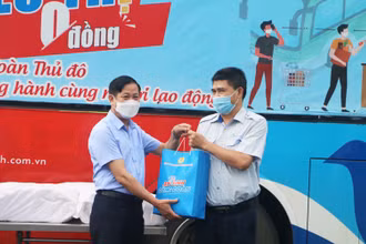Trao “Túi An sinh Công đoàn” cho người lao động xí nghiệp xe Buýt 10-10 Hà Nội