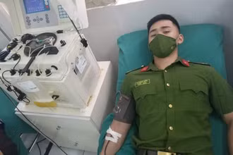 Chiến sĩ Công an Lê Đình Hiếu xung phong hiến máu cứu người.
