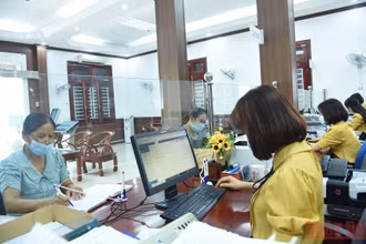 BHXH Hà Tĩnh đẩy mạnh cải cách thủ tục hành chính tạo điều thuận lợi để người dân dễ dàng tiếp cận chính sách an sinh xã hội. (Ảnh: NGÔ TUẤN). 