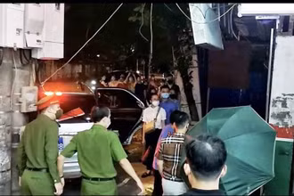 Lực lượng chức năng khám xét nhà Đại tá Phùng Anh Lê.