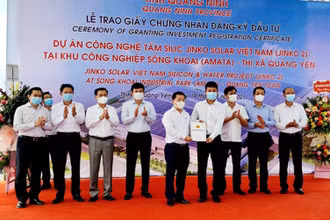 Trao Giấy chứng nhận đăng ký đầu tư Dự án công nghệ tấm Silic Jinko Solar Việt Nam, tại Khu công nghiệp Sông Khoai, thị xã Quảng Yên.