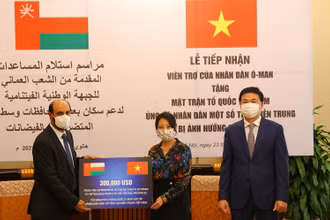 Đại sứ Oman Saleh Mohamed Ahmed Al Suqri trao tượng trưng khoản hỗ trợ trị giá 300 nghìn USD cho đại diện Ủy ban Trung ương MTTQ Việt Nam.