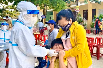 Điểm lấy mẫu xét nghiệm cộng đồng tại trường Tiểu học Tân Mỹ, xã Nghĩa An. Tại đây, hơn 1.400 người dân được lấy mẫu khẩn cấp để tìm F0. 