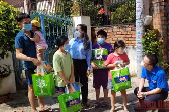 Thành đoàn TP Hồ Chí Minh thăm và tặng quà trẻ em bị ảnh hưởng Covid tại TP Thủ Đức.