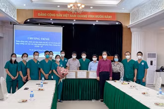 Đại diện đoàn công tác tặng quà. 
