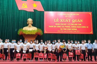 Lãnh đạo tỉnh Kon Tum tặng hoa, quà động viên Đoàn công tác tham gia chống dịch Covid-19 tại Bình Dương.