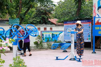 Người dân huyện Đan Phượng tập thể dục ngoài trời. (Ảnh: Nhật Long)
