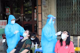 Nhân viên y tế lấy mẫu xét nghiệm sàng lọc Covid-19 cho người dân TP Thanh Hóa.