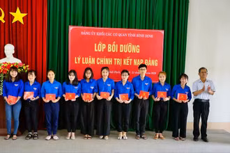 Đảng bộ trường Cao đẳng Bình Định tổ chức lớp bồi dưỡng lý luận chính trị cho Đảng viên mới.