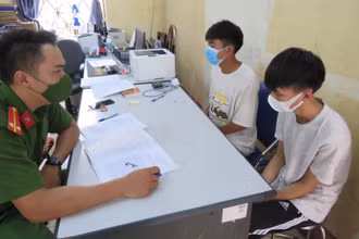 Hai đối tượng Việt và Minh tại cơ quan Công an.