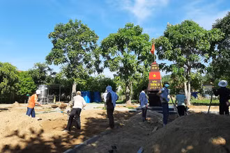 Cán bộ thầy cô giáo Trường Tiểu học và THCS Sơn Nguyên huyện Sơn Hòa, Phú Yên đang tu sửa, trồng thêm cây xanh sân trường, tạo thêm cảnh quan phục vụ năm học mới. 
