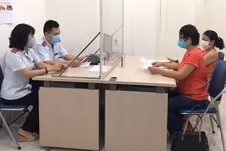 Thanh tra Sở Thông tin và Truyền thông Hà Nội xử phạt cá nhân vi phạm. (Ảnh: TTTT)