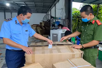 Kho hàng đồ chơi trẻ em không rõ nguồn gốc, xuất xứ chứa hàng chục nghìn sản phẩm, khiến lực lượng chức năng phải đóng vào gần 200 thùng các-tông để tạm giữ.