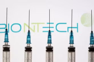 BioNTech đang tiến hành bào chế vaccine cho trẻ từ 5-11 tuổi dựa trên vaccine Comirnaty đã được cấp phép nhưng với liều lượng thấp hơn. (Ảnh: Reuters)