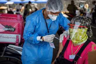 Tới nay, Philippines đã tiêm hơn 39 triệu liều vacicne ngừa Covid-19. (Ảnh: Reuters)