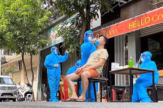 Lấy mẫu xét nghiệm trên diện rộng lần thứ ba ở phường Hồng Sơn, TP Vinh.