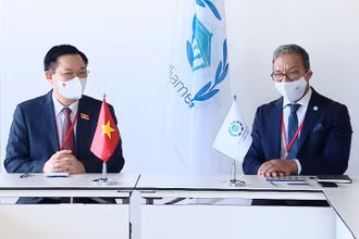 Chủ tịch Quốc hội Vương Đình Huệ gặp Chủ tịch Liên minh Nghị viện thế giới (IPU) Duarta Pacheco. (Ảnh: DOÃN TẤN/TTXVN)