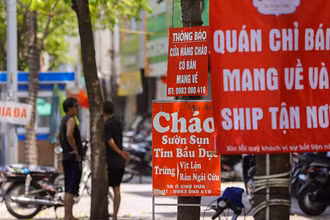 Các hàng ăn tại các quận, huyện, thị xã không có ca mắc Covid-19 trong cộng đồng từ ngày 6/9 dến nay được phép bán hàng mang về. (Ảnh: B CHÂU)
