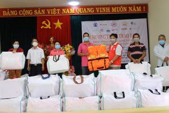 Trên 1.000 bộ áo phao đa năng được Hội Chữ thập đỏ trao hỗ trợ cho người dân Phú Yên trước mùa mưa bão. 