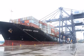 Tàu Synergy Busan đã cập cảng container quốc tế Cái Lân (CICT Cái Lân), tỉnh Quảng Ninh. (Ảnh: Thanh Vân/TTXVN)