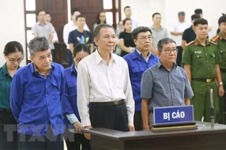 Lê Bạch Hồng (nguyên Thứ trưởng Lao động-Thương binh và Xã hội, nguyên Tổng Giám đốc BHXH Việt Nam) và đồng phạm tại tòa án năm 2019. (Ảnh: TTXVN)