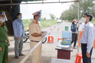 Bí thư Tỉnh ủy Sóc Trăng Lâm Văn Mẫn thăm và động viên lực lượng chống dịch tại chốt kiểm soát phòng, chống Covid-19.