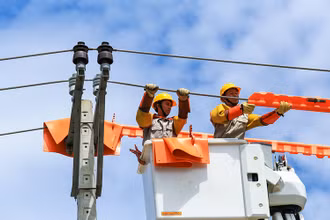 Tăng cường công tác sửa chữa, bảo dưỡng lưới điện bằng công nghệ hotline, nâng cao độ tin cậy cung cấp điện phục vụ khách hàng.