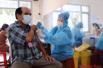 Tiêm vaccine phòng Covid-19 cho người dân tại TP Tuy Hòa.
