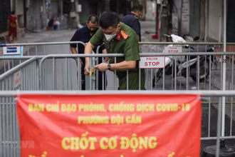 Hàng rào cứng để đảm bảo công tác phòng chống dịch. (Ảnh: Thành Đạt/TTXVN)