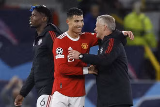 Cristiano Ronaldo ăn mừng sau trận đấu với huấn luyện viên Ole Gunnar Solskjaer. (Ảnh: REUTERS)