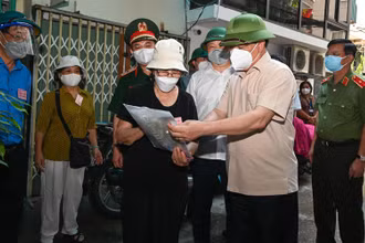 Bí thư Thành ủy Hà Nội Đinh Tiến Dũng kiểm tra công tác phòng, chống dịch Covid-19 tại hai phường Văn Miếu và Văn Chương.