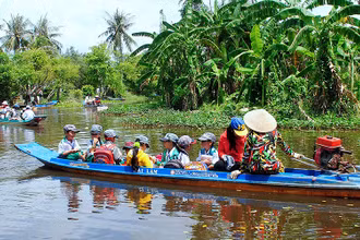 Học sinh tiểu học vùng sâu của huyện Trần Văn Thời, tỉnh Cà Mau đến trường trong năm học mới (Ảnh tư liệu năm 2018). 