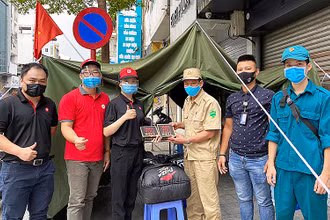 Những suất ăn gồm pizza và đồ uống được vận chuyển đến tặng các chốt kiểm soát dịch bệnh tại phường Văn Chương (quận Đống Đa, TP Hà Nội).