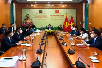 Cuộc hội đàm trực tuyến giữa Ban Tuyên giáo Trung ương và Ban Tuyên huấn Trung ương Đảng Nhân dân Campuchia.