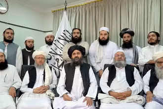 Lãnh đạo cấp cao và các quan chức Taliban trong một cuộc họp báo qua video ngày 16/8/2021. (Ảnh: Reuters)