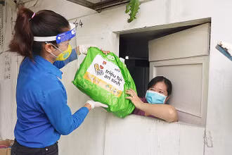 Thanh niên tình nguyện mang “Túi an sinh” đến trao tặng người dân có hoàn cảnh khó khăn trong dịch bệnh.