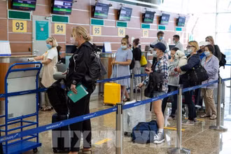 Hành khách làm thủ tục tại sân bay quốc tế Sheremetyevo ở Moskva. Ảnh: (THX/TTXVN)
