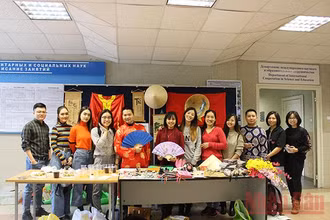 Giới thiệu ẩm thực và đồ lưu niệm Việt Nam tại Đại học tổng hợp Hữu nghị các dân tộc Nga, Moscow, LB Nga. (Ảnh: NAM ĐÔNG)
