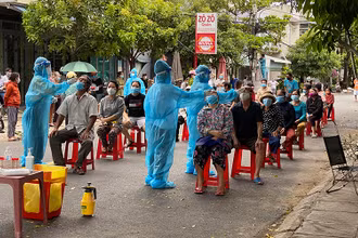 Phú Yên tiếp tục lấy mẫu xét nghiệm các khu vực nguy cơ cao trên địa bàn TP Tuy Hòa để mở rộng vùng xanh ao toàn.