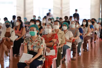 Người dân chờ tiêm vaccine ngừa Covid-19 tại Yangon, Myanmar, ngày 1/9/2021. (Ảnh: THX/TTXVN)