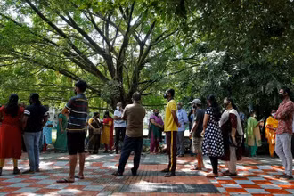 Người dân Ấn Độ xếp hàng chờ tiêm vaccine ngừa Covid-19 ở Kochi, bang Kerala, ngày 7/9/2021. (Ảnh: Reuters)