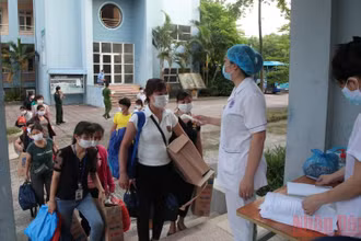 Đón công nhân xa nhà vào ở miễn phí tại ký túc xá Trường cao đẳng Công nghiệp và Thương mại, TP Phúc Yên, tỉnh Vĩnh Phú. (Ảnh: Hồng Hà)