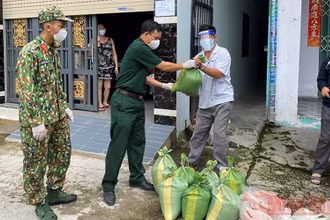 Trao hỗ trợ cho người dân đang ở trọ vùng “khóa chặt, đông cứng” tại TP Thuận An, tỉnh Bình Dương.