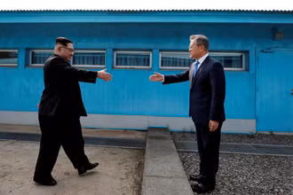 Tổng thống Hàn Quốc Moon Jae-in và nhà lãnh đạo Triều Tiên Kim Jong-un bắt tay nhau tại làng đình chiến Panmunjom, ngày 27/4/2018. (Ảnh: Reuters)