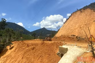 Khắc phục sạt lở núi tạm thời cho người dân qua lại.