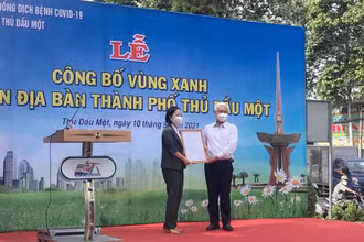 Bí thư Tỉnh ủy Bình Dương Nguyễn Văn Lợi trao Quyết định công bố “vùng xanh” trên địa bàn TP Thủ Dầu Một. 